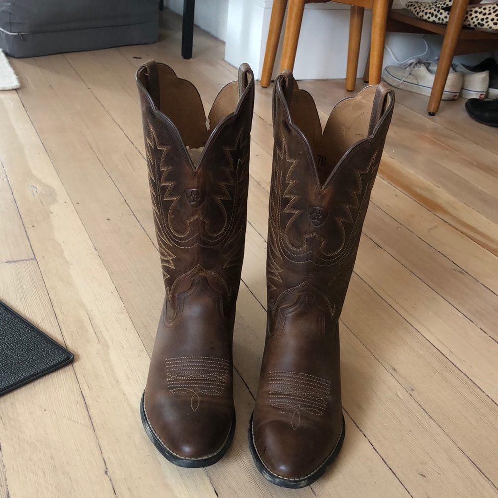 Ariat Women’s Heritage Cowboy boot- distressed brown
